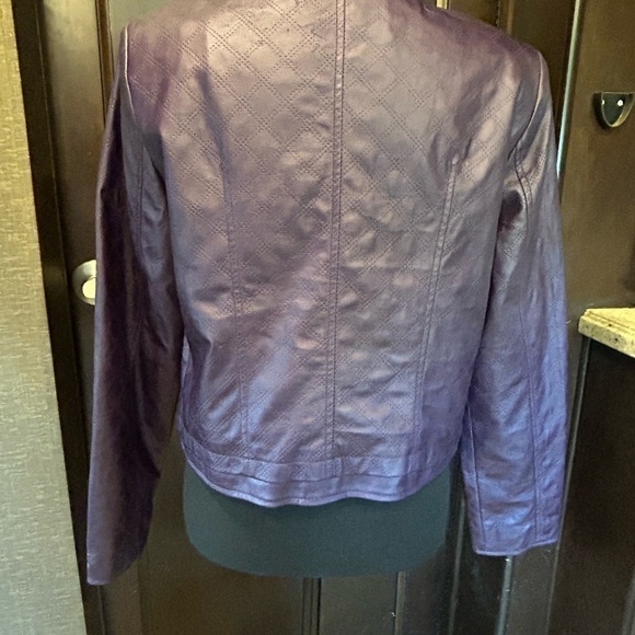 Ellen Tracy jacket zip front. Purple size medium. faux leather - Picture 6 of 11